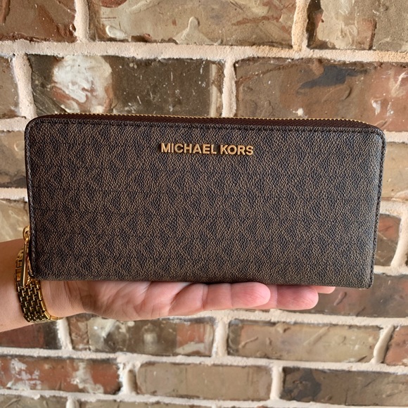 Michael Kors Handbags - OFFERS?NEW Michael Kors Travel Continental Wallet